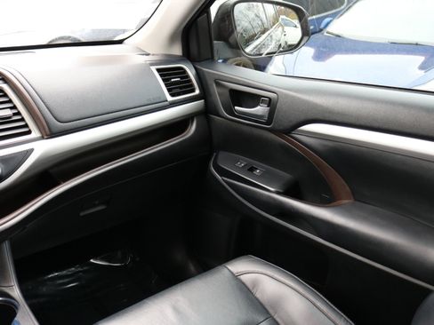 Used 2019 Toyota Highlander XLE image 21