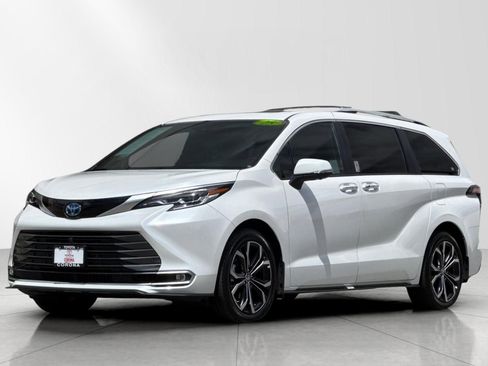Used 2025 Toyota Sienna Platinum FWD image 9