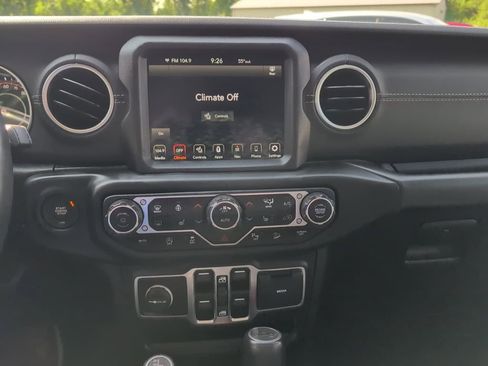 Used 2020 Jeep Wrangler Unlimited Sahara w/ Dual Top Group AWD/4WD image 18