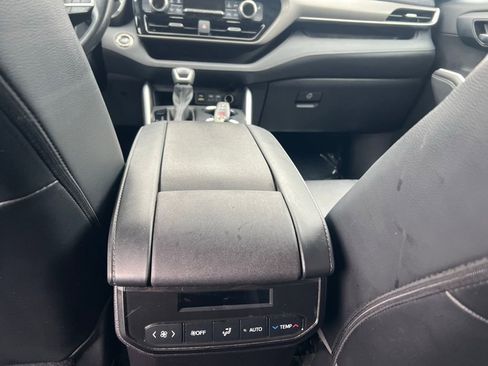 Used 2022 Toyota Highlander XLE image 15