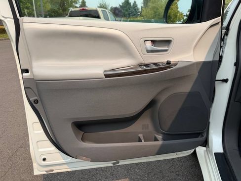 Used 2015 Toyota Sienna XLE w/ XLE Navigation Package FWD image 11