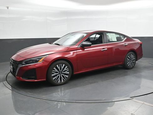 Used 2025 Nissan Altima 2.5 SV FWD image 8