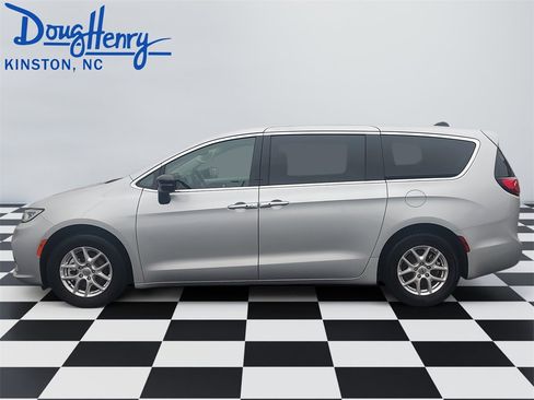Used 2024 Chrysler Pacifica Touring-L image 2