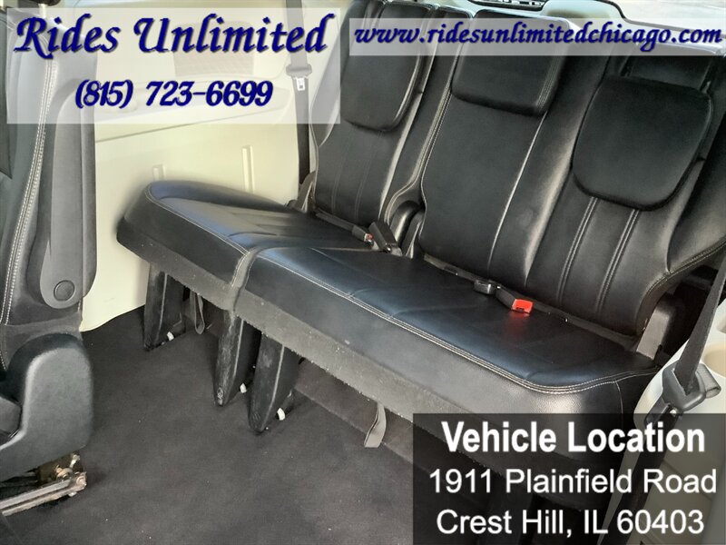 Used 2014 Chrysler Town & Country Touring FWD image 23