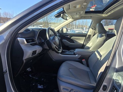 Certified 2023 Toyota Highlander XLE image 15
