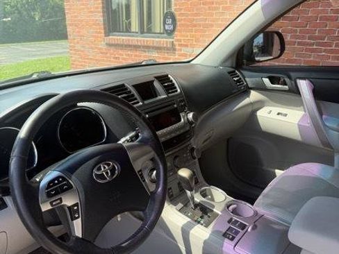 Used 2012 Toyota Highlander SE w/ Tow Pkg AWD/4WD image 11
