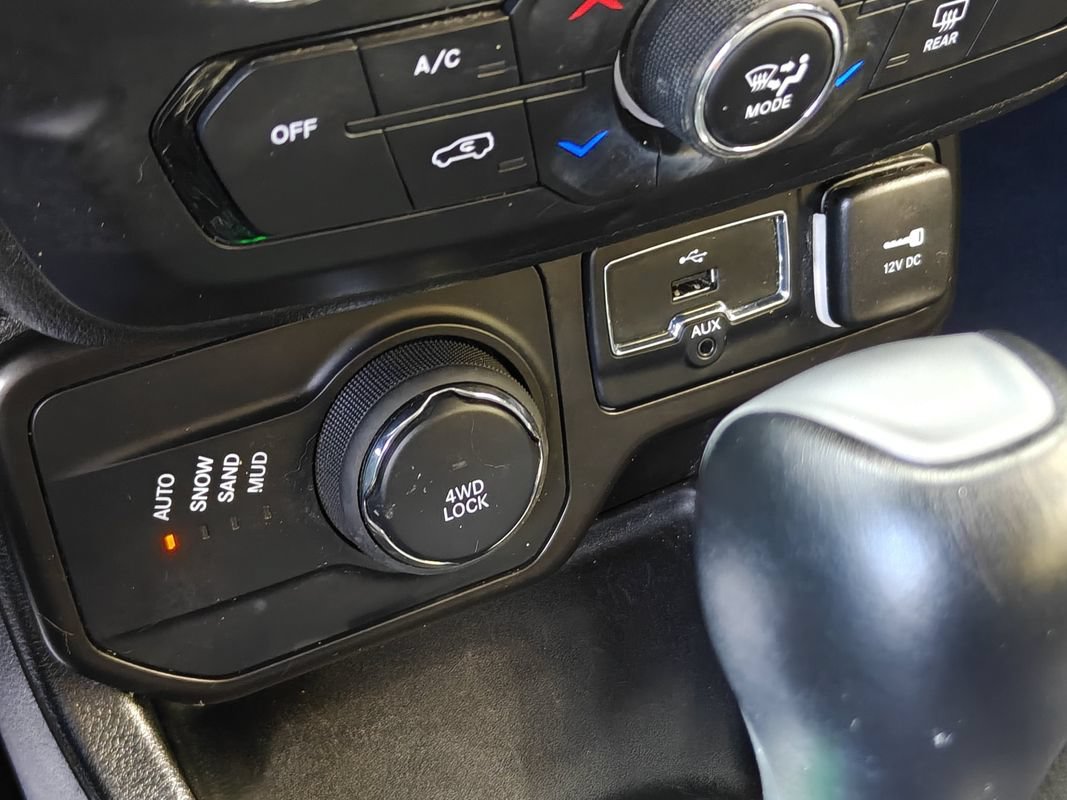 Used 2021 Jeep Renegade Limited AWD/4WD image 32