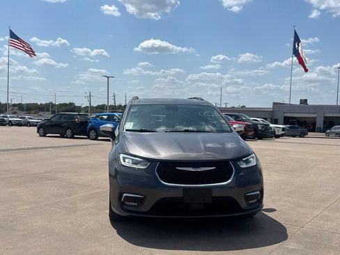 Used 2023 Chrysler Pacifica Limited FWD image 4