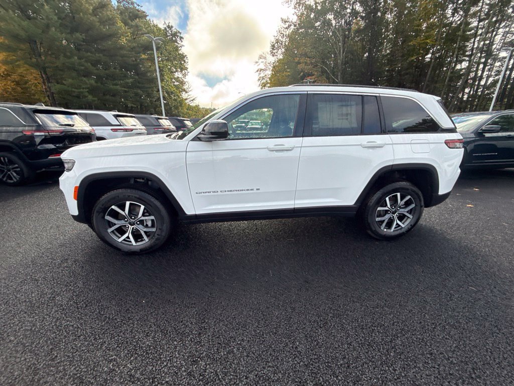 New 2027 Jeep Grand Cherokee Laredo X AWD/4WD image 2