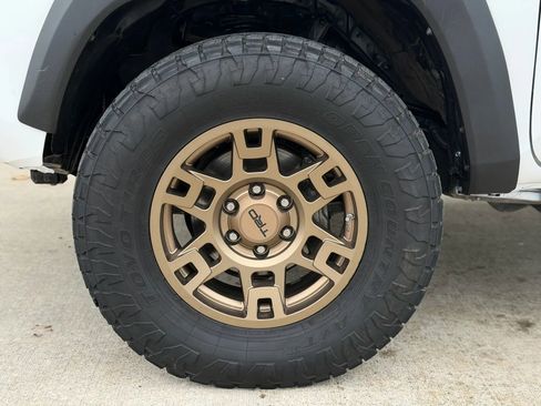 Used 2017 Toyota Tacoma TRD Off-Road image 36