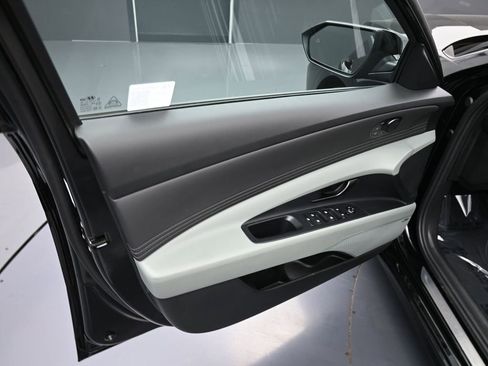 Certified 2025 Hyundai Elantra Limited image 13