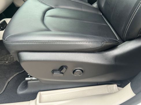 Used 2024 Chrysler Pacifica Touring-L image 24