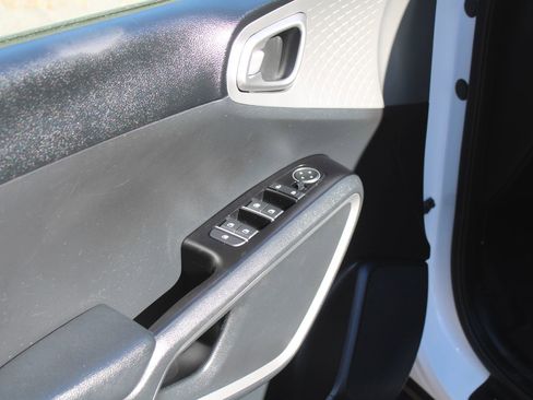 Certified 2022 Kia Soul LX w/ Technology Package image 18