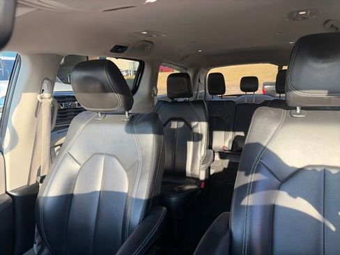 Used 2023 Chrysler Pacifica Touring-L image 43