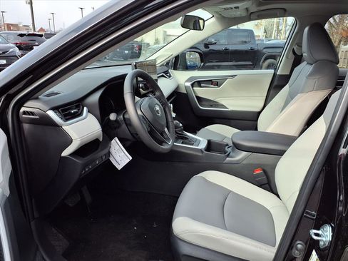 Used 2025 Toyota RAV4 XLE Premium image 22