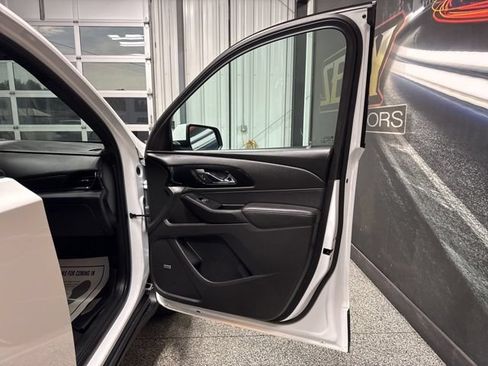 Used 2023 Chevrolet Traverse RS FWD image 27