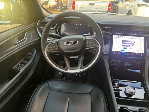 Used 2024 Jeep Grand Cherokee Limited image 13