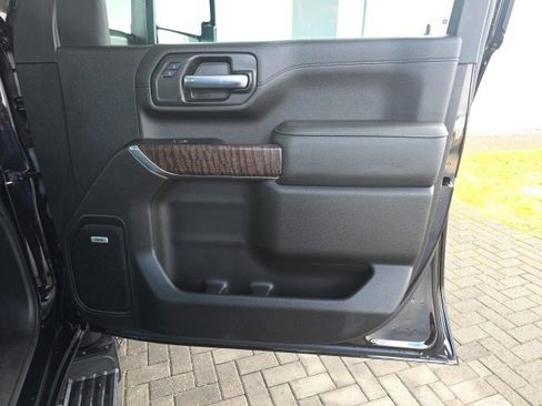 Used 2022 GMC Sierra 3500 Denali w/ Denali Black Diamond Edition image 9