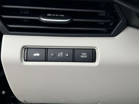 Used 2024 Nissan Altima 2.5 SV FWD image 13