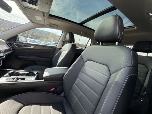 Used 2025 Volkswagen Atlas SEL image 11