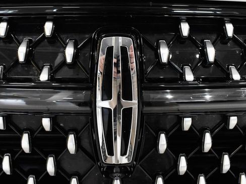 Used 2025 Lincoln Nautilus Premier AWD/4WD image 11