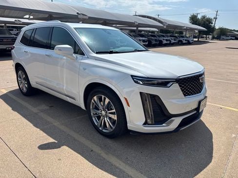 Used 2023 Cadillac XT6 Premium Luxury w/ Technology Package FWD image 2