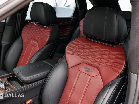 Used 2025 Bentley Bentayga image 22