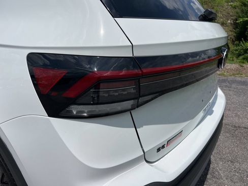 New 2026 Volkswagen Taos SE FWD image 12