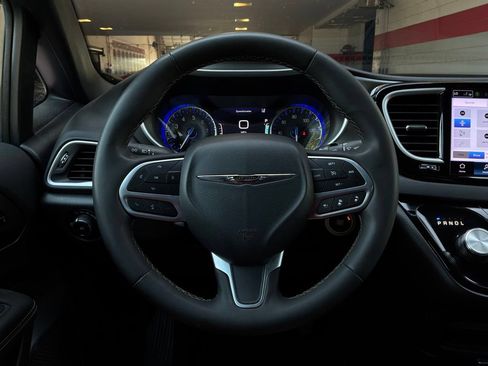 Used 2025 Chrysler Pacifica Select FWD image 39