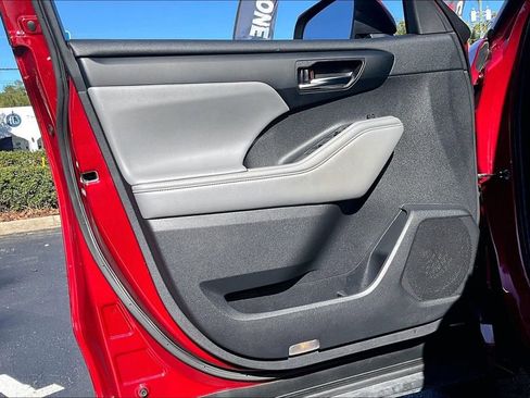 Used 2021 Toyota Highlander XLE image 19