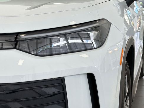 Used 2025 Volkswagen Tiguan S image 11