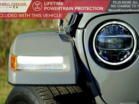 Used 2022 Jeep Gladiator Overland image 3