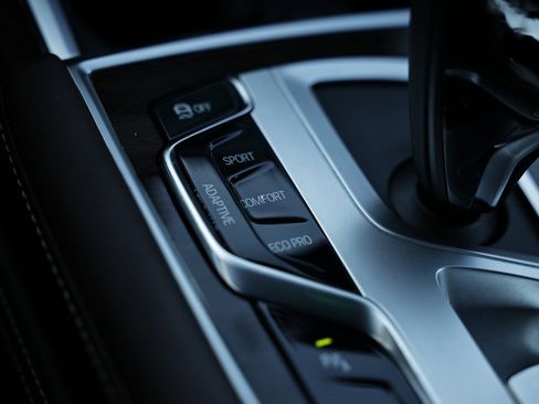 Used 2022 BMW 750i xDrive w/ Luxury Rear Seating Package image 45