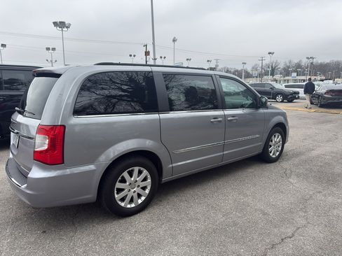 Used 2013 Chrysler Town & Country Touring image 5