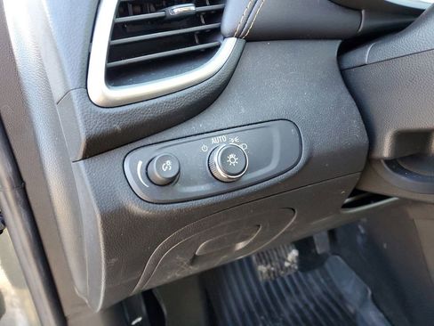 Used 2022 Chevrolet Trax LT w/ LT Convenience Package image 9