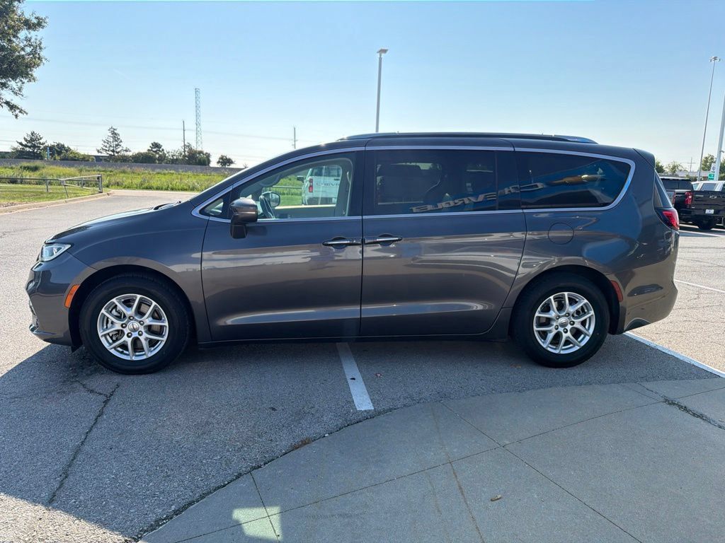 Used 2021 Chrysler Pacifica Touring-L FWD image 6