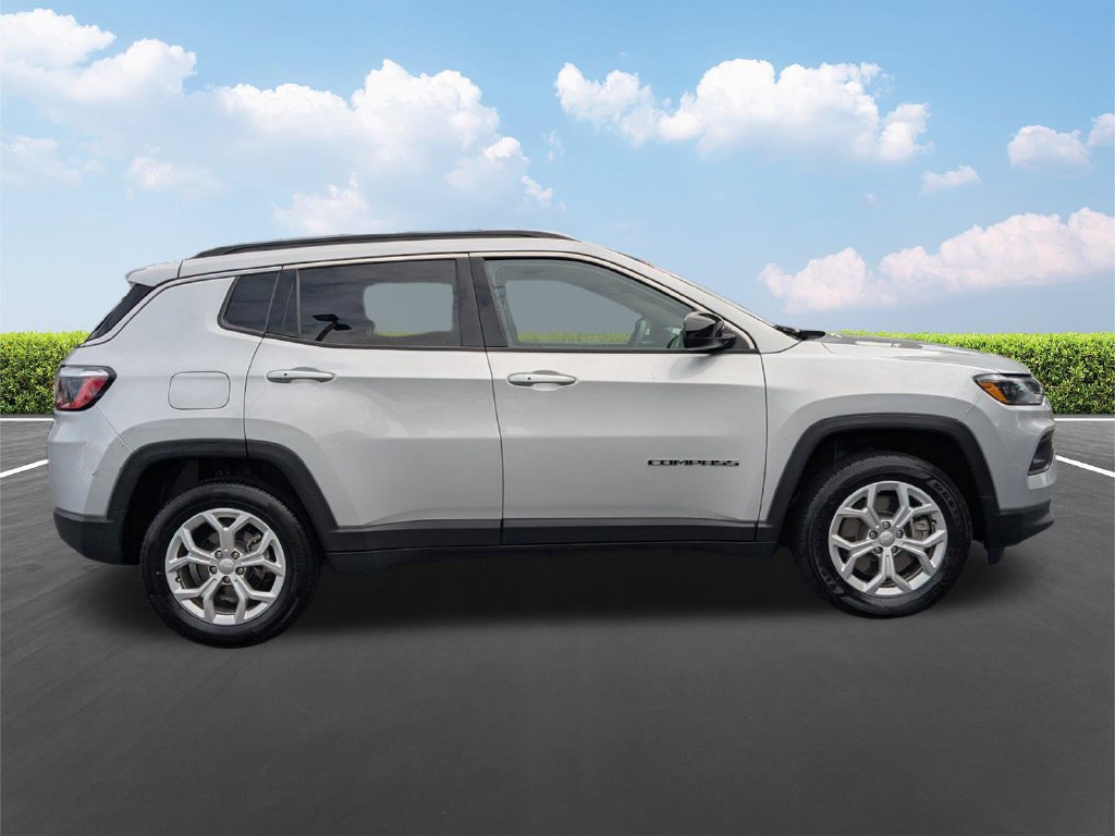 Used 2024 Jeep Compass Latitude AWD/4WD image 3
