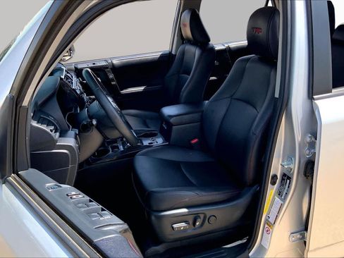 Used 2018 Toyota 4Runner TRD Off-Road Premium AWD/4WD image 8