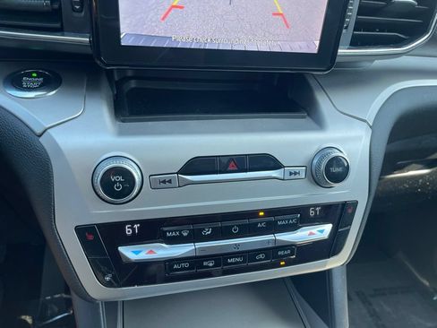 Used 2021 Ford Explorer XLT w/ Equipment Group 202A AWD/4WD image 19