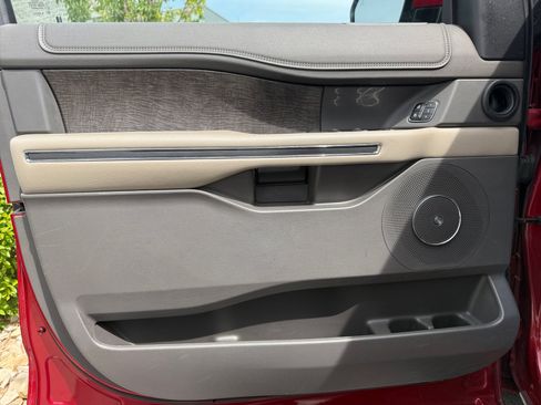 Used 2019 Ford Expedition Limited w/ Equipment Group 302A AWD/4WD image 19