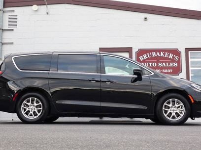 Used 2025 Chrysler Pacifica Select