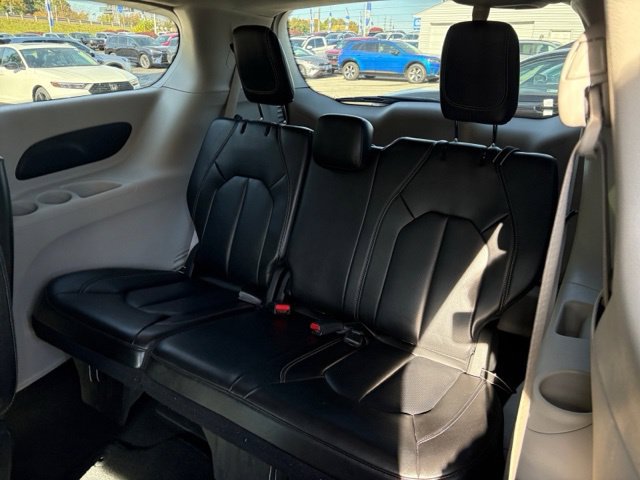 Used 2023 Chrysler Pacifica Touring-L FWD image 19