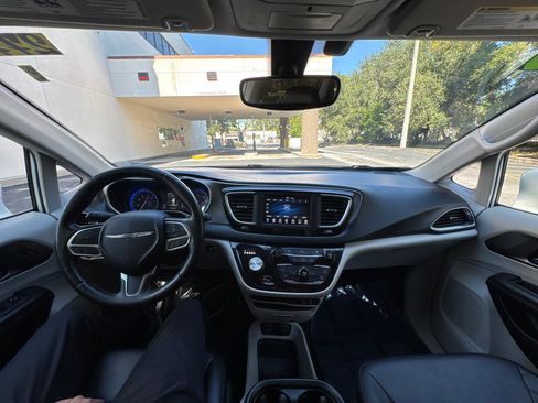 Used 2020 Chrysler Pacifica Touring-L FWD image 20