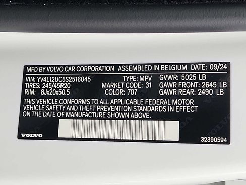 Used 2025 Volvo XC40 B5 Plus image 26