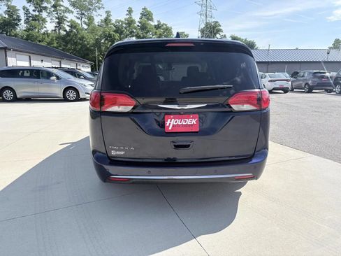 Used 2019 Chrysler Pacifica Touring-L FWD image 5