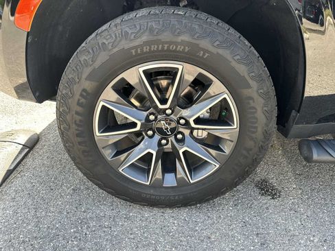 Certified 2024 Chevrolet Suburban Z71 w/ Luxury Package AWD/4WD image 12