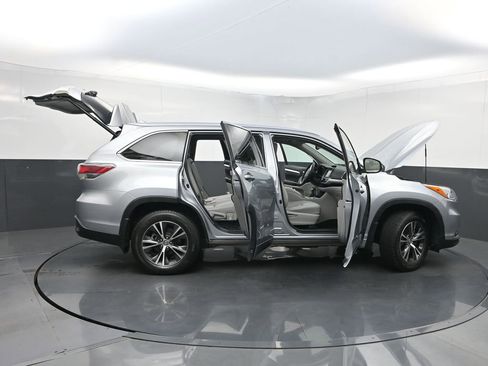 Used 2016 Toyota Highlander XLE AWD/4WD image 35