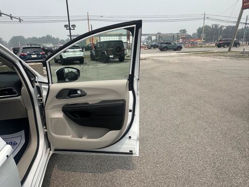 Used 2023 Chrysler Pacifica Touring-L FWD image 20
