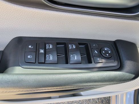 Used 2018 Chrysler Pacifica Limited FWD image 14