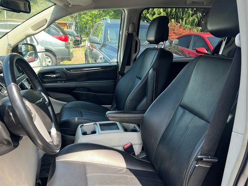 Used 2014 Chrysler Town & Country Touring image 6